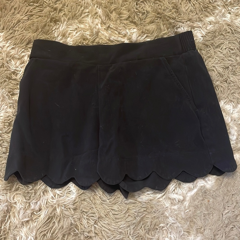 I.N. San Francisco, size small black shorts with circle trim.